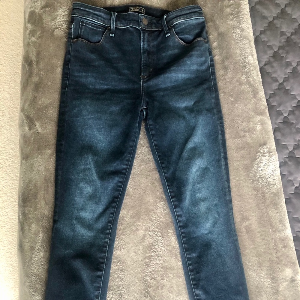 Jeans Abercrombie high rise, indigo wash.
